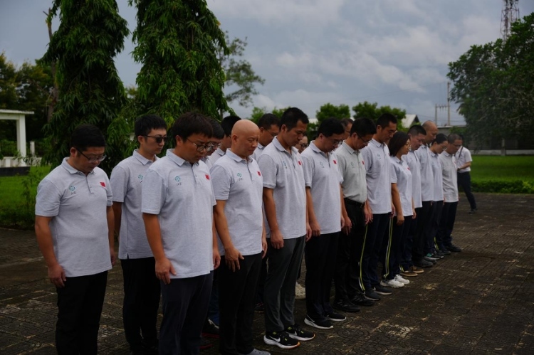 醫(yī)療隊隊員默哀。中國援桑醫(yī)療隊供圖