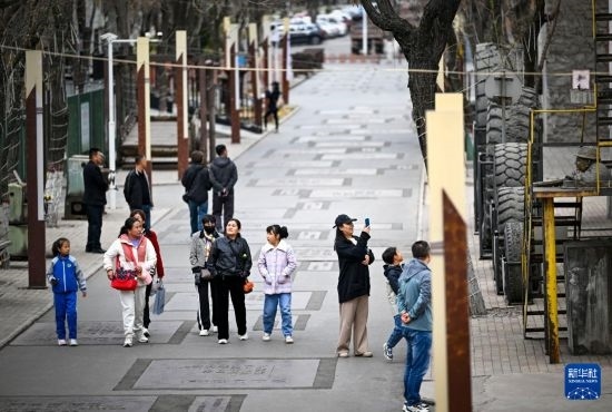 4月5日，游客在寧夏石嘴山市大武口洗煤廠(chǎng)工業(yè)遺址公園游覽。新華社記者 馮開(kāi)華 攝