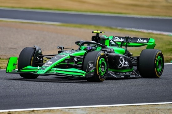 4月5日，索伯車隊中國車手周冠宇在練習賽中。新華社記者 張笑宇 攝