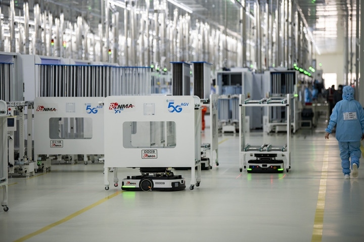 2024年1月10日，在位于浙江省金華市金義新區(qū)的潤馬光能集團金華工廠智能化生產(chǎn)車間里，AGV（自動導(dǎo)引運輸）小車忙碌穿梭在生產(chǎn)單元之間。圖源新華社