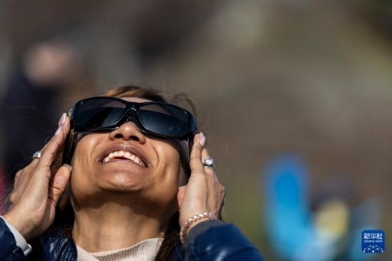 4月8日，一名女子在美國紐約州普拉茨堡觀看日食。新華社發(fā)（文森特·約翰遜攝）