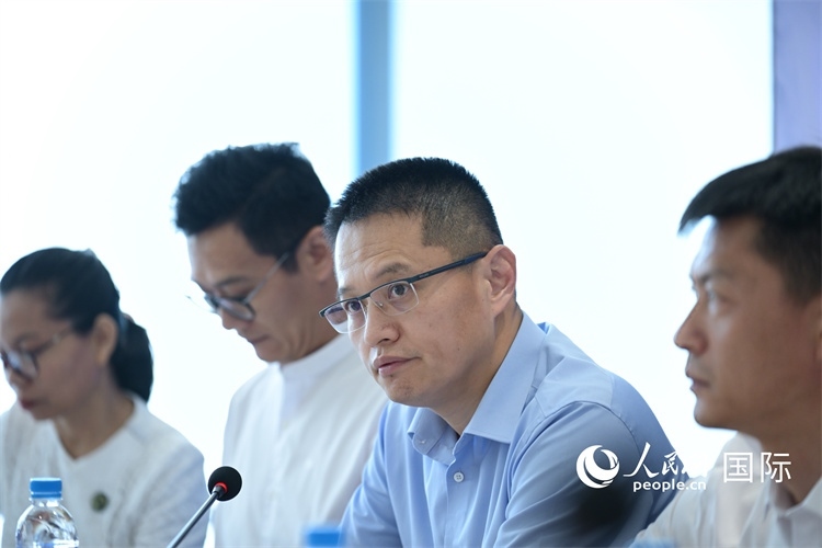 緬甸中國(guó)企業(yè)商會(huì)會(huì)長(zhǎng)、工商銀行仰光分行行長(zhǎng)劉銘介紹有關(guān)情況-人民網(wǎng)記者謝佳君攝