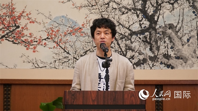 影片導(dǎo)演竹內(nèi)亮致辭。人民網(wǎng) 蔣曉辰攝