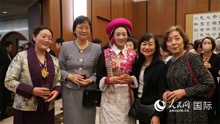 來賓與茨姆等人熱烈交流并合影留念。人民網(wǎng) 蔣曉辰攝