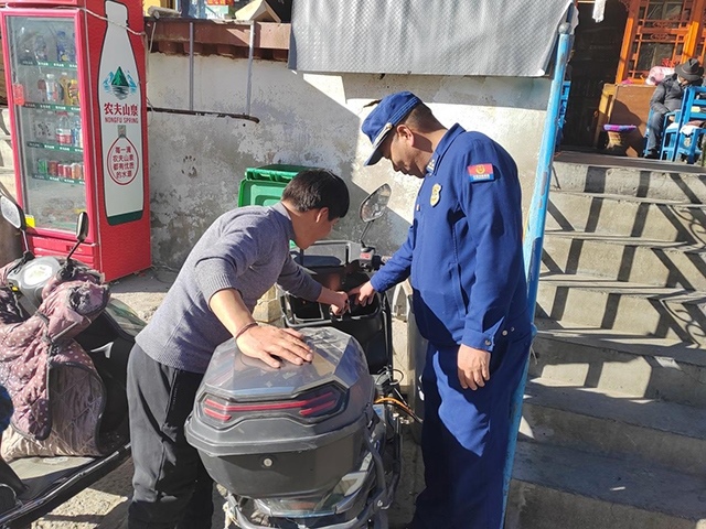 拉薩市消防救援支隊(duì)組織開展電動(dòng)自行車消防安全檢查工作。受訪者供圖