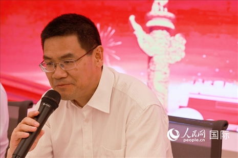 北京海外聯(lián)誼會會長楊晉柏在座談會上致辭。人民網記者 陳海琪攝