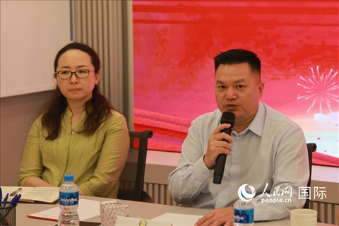 巴西和統(tǒng)會會長張小春（右）在座談會上致辭。人民網記者 陳海琪攝