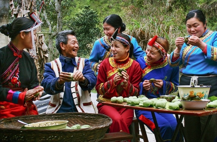 畬族群眾一起做清明果。供圖 共享聯(lián)盟·景寧