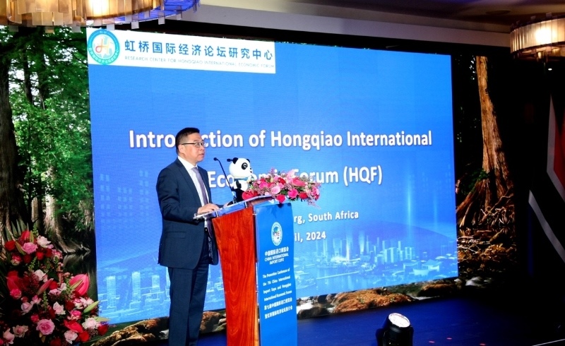 虹橋國(guó)際經(jīng)濟(jì)論壇研究中心副理事長(zhǎng)、商務(wù)部國(guó)際貿(mào)易經(jīng)濟(jì)合作研究院副院長(zhǎng)俞子榮致辭。（圖片來(lái)源：中國(guó)國(guó)際進(jìn)口博覽會(huì)官微）