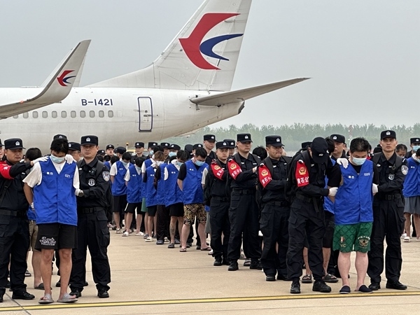 中國籍涉賭詐違法犯罪嫌疑人從柬埔寨被押解回國。人民網(wǎng)記者 郝萍攝