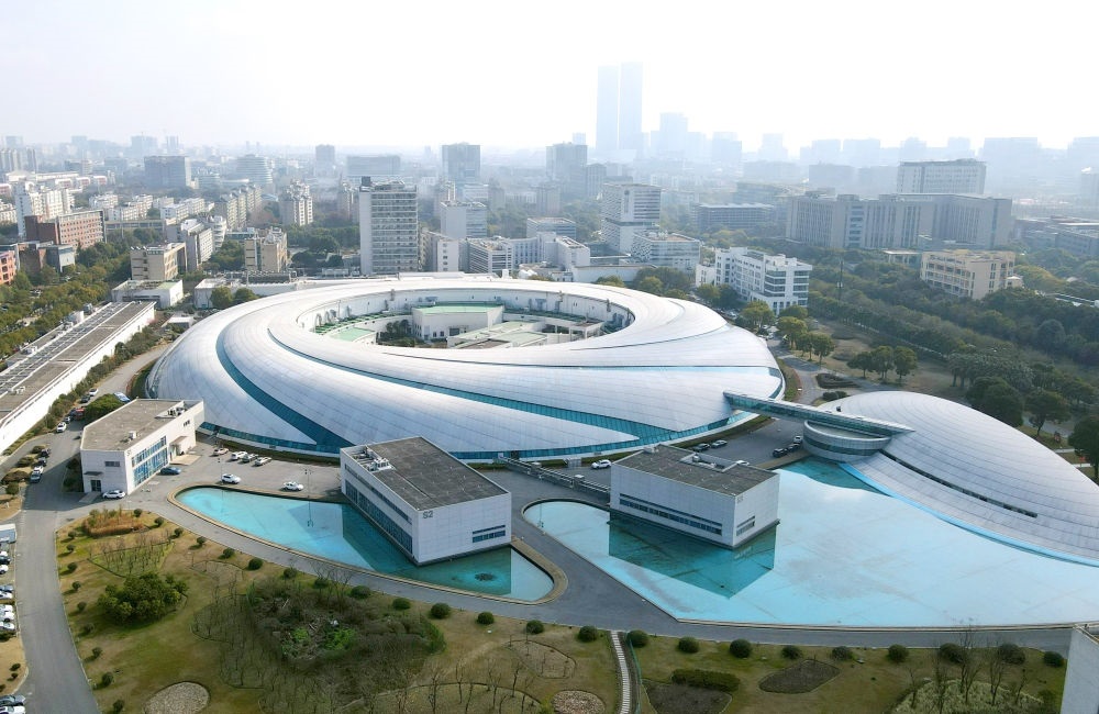 空中俯瞰位于上海張江科學(xué)城的上海光源（2024年2月27日攝，無(wú)人機(jī)照片）。