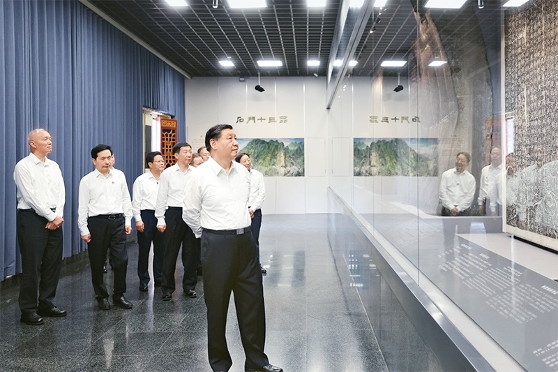 2023年7月29日，中共中央總書記、國(guó)家主席、中央軍委主席習(xí)近平在四川考察結(jié)束返京途中，來(lái)到陜西省漢中市考察。這是習(xí)近平參觀漢中市博物館有關(guān)歷史文物展陳。 新華社記者 鞠鵬/攝