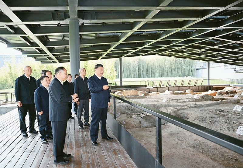 2023年10月10日至13日，中共中央總書記、國(guó)家主席、中央軍委主席習(xí)近平在江西考察。這是11日上午，習(xí)近平在景德鎮(zhèn)市陶陽(yáng)里歷史文化街區(qū)南麓遺址考察。 新華社記者 謝環(huán)馳/攝