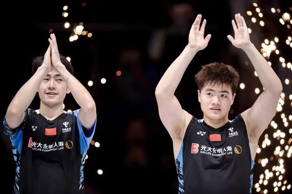 4月14日，梁偉鏗（右）/王昶在頒獎(jiǎng)儀式上。 新華社記者 江漢攝