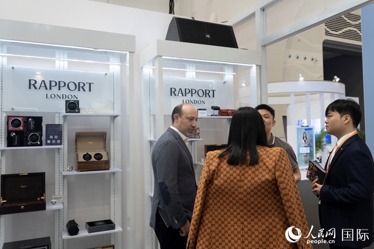 客商在第四屆中國(guó)國(guó)際消費(fèi)品博覽會(huì)英國(guó)國(guó)家館內(nèi)交談。人民網(wǎng) 常沙攝