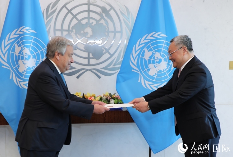 4月16日，中國新任常駐聯(lián)合國代表、特命全權(quán)大使傅聰在紐約聯(lián)合國總部向聯(lián)合國秘書長古特雷斯遞交了全權(quán)證書。 人民網(wǎng)記者 李志偉攝