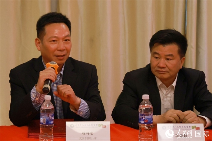 武漢市僑聯(lián)主席徐祥忠（左）在座談會上致辭。人民網(wǎng)記者 陳海琪攝