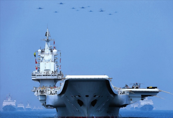 制空作戰(zhàn)梯隊(duì)飛越航母編隊(duì)上空（2018年攝）。 張雷攝