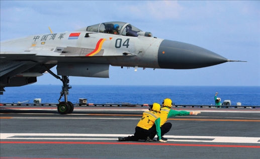 遼寧艦起飛助理作出放飛手勢，殲-15艦載戰(zhàn)斗機(jī)起飛（2020年4月攝）。張凱攝