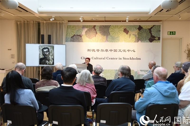 托斯頓·朱雷爾介紹其收藏的中國(guó)版畫作品。人民網(wǎng)記者殷淼攝