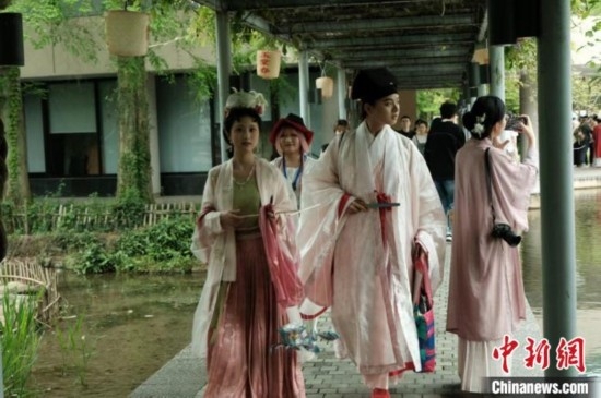 年輕人盛裝過“漢服節(jié)”。毛瑜 攝
