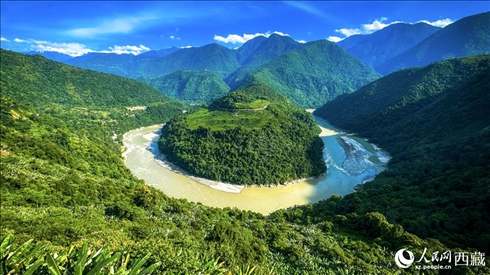 風(fēng)景秀麗、植被繁茂的西藏林芝市墨脫縣果果塘大拐彎。人民網(wǎng)記者 次仁羅布攝
