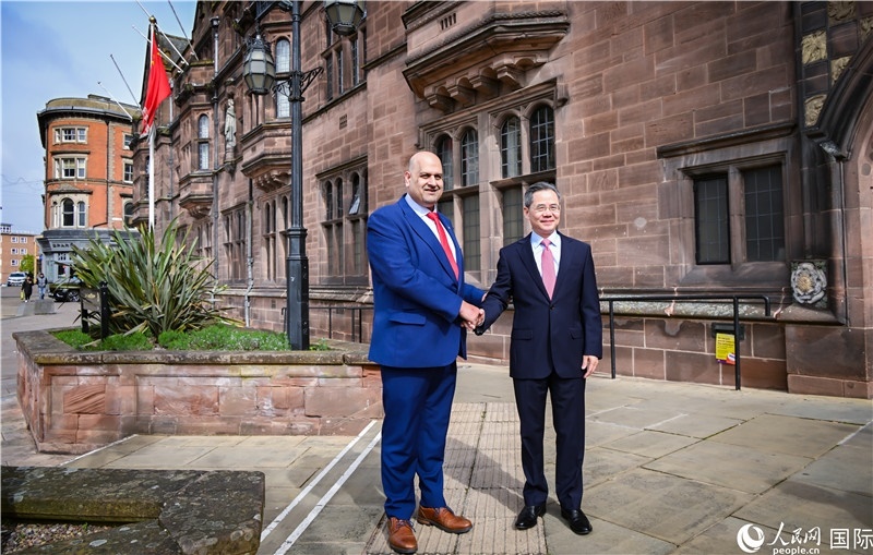 圖為中國駐英國大使鄭澤光在考文垂市政廳會見現(xiàn)場。人民網(wǎng) 郭錦標(biāo)攝