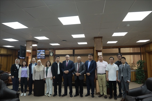 活動(dòng)現(xiàn)場(chǎng)合影。蘇伊士運(yùn)河大學(xué)孔子學(xué)院供圖