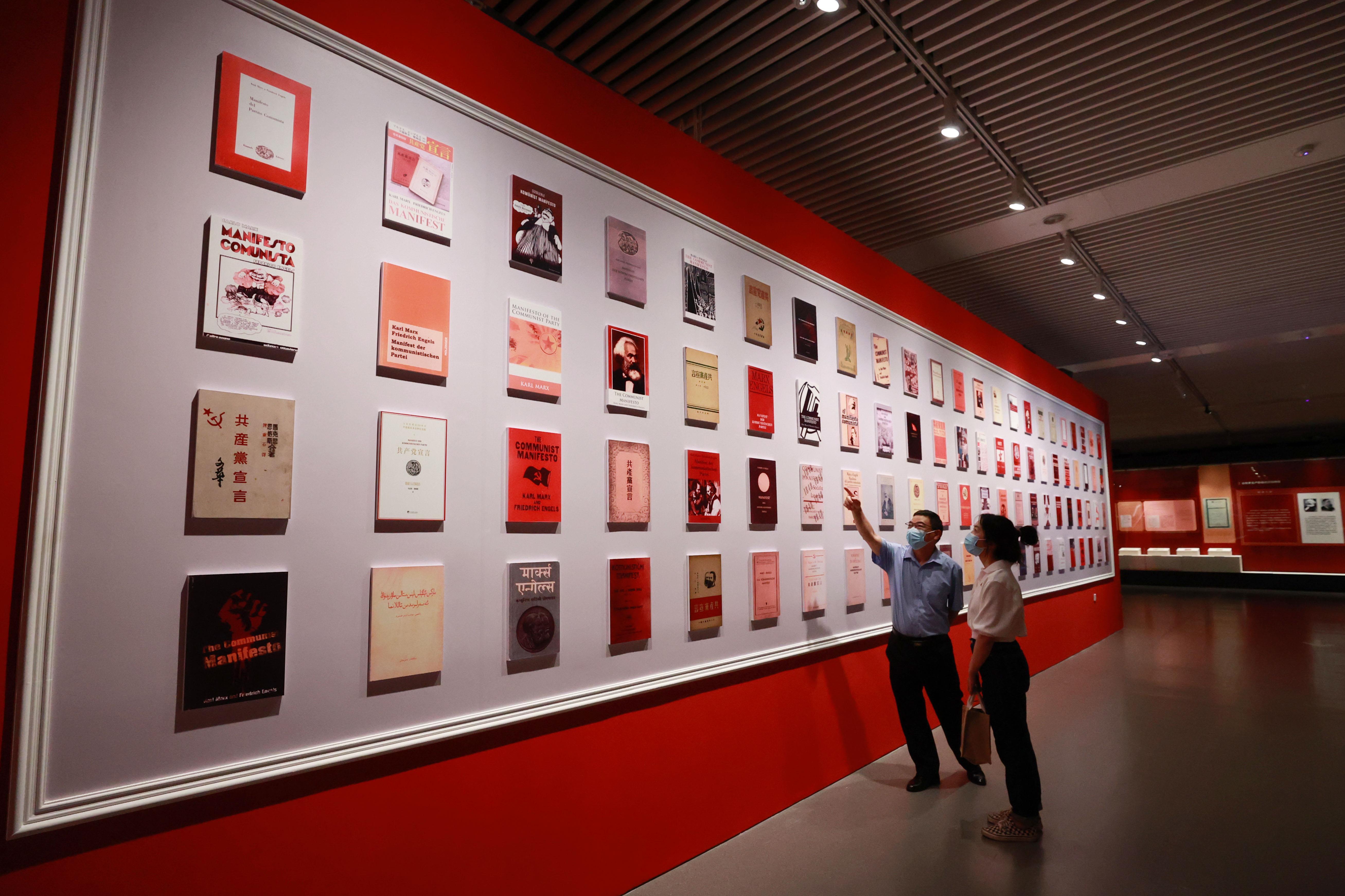 △2021年8月5日，觀眾在國家圖書館觀看不同版本的《共產(chǎn)黨宣言》。