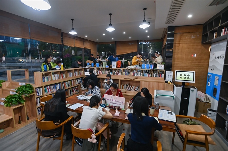 4月22日，讀者在重慶一家24小時(shí)城市智慧書房中閱讀。圖片來(lái)源：視覺(jué)中國(guó)