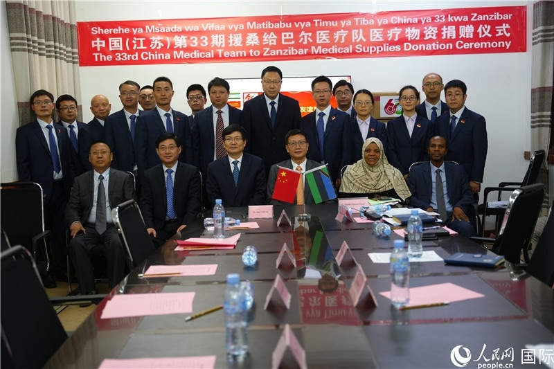 中非雙方代表及醫(yī)療隊在捐贈現(xiàn)場合影。中國援桑醫(yī)療隊供圖