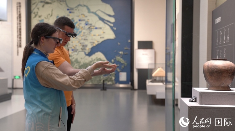 人民網(wǎng)外籍專家在良渚博物院體驗AR眼鏡。人民網(wǎng)記者 袁蒙攝