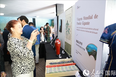 巴西民眾在活動(dòng)現(xiàn)場(chǎng)在四川非遺前駐足觀看。人民網(wǎng)記者 陳海琪攝