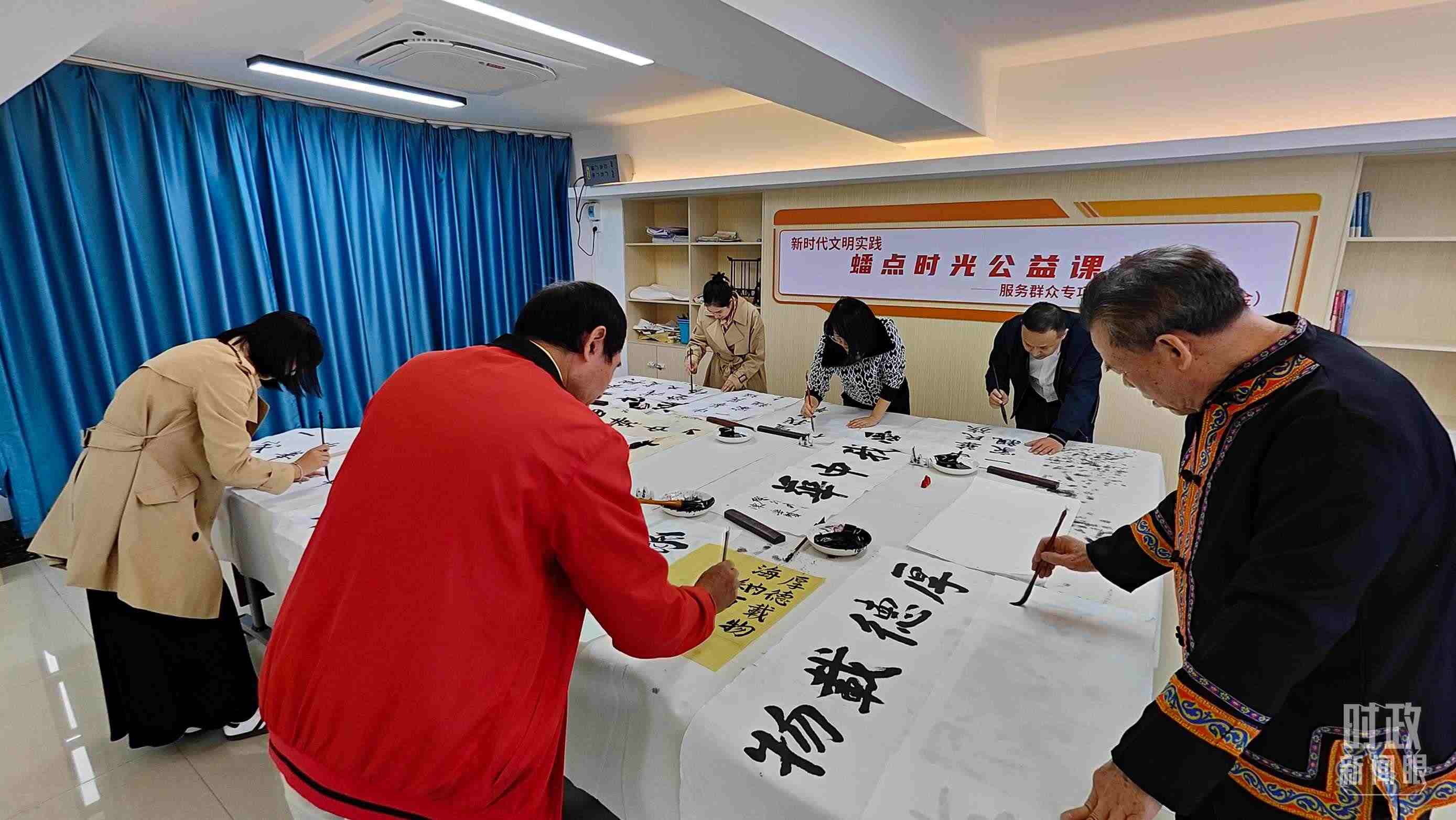 △廣西南寧市多民族社區(qū)——盤(pán)龍社區(qū)居民練習(xí)書(shū)法。（總臺(tái)央視記者楊立峰拍攝）