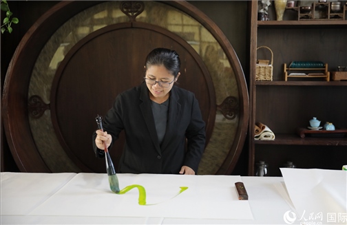 緬甸駐華大使館副館長、公使銜參贊杜欣瑪泰參加《五百筆·瀾湄合作》集體藝術(shù)創(chuàng)作。人民網(wǎng)王婧攝