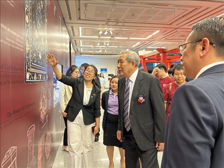 工作人員為泰國前副總理、泰中文化促進委員會主席披尼講解展覽內(nèi)容。中國駐泰國大使館供圖