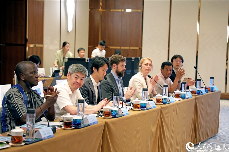 參加產(chǎn)業(yè)對接會的各國駐華使節(jié)。人民網(wǎng)記者趙益普攝