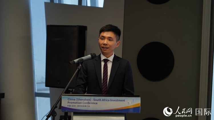 深圳市黃金珠寶首飾行業(yè)協(xié)會副會長李澤鋒介紹深圳市黃金珠寶產(chǎn)業(yè)發(fā)展情況。人民網(wǎng) 劉暢攝