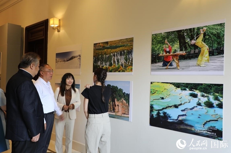 四川省文化和旅游廳副廳長(zhǎng)王成平、墨西哥松林文化中心展覽部主任盧西亞·恩里克斯·岡薩雷斯·薩拉維亞、墨西哥中國文化中心主任石岳文參觀圖片展。拍攝者為墨西哥分社外籍雇員埃內(nèi)斯托·多明戈斯