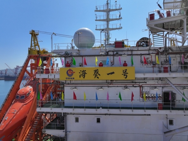 亞洲首艘圓筒型FPSO“?？惶枴苯ㄔ焱旯?。韓慶攝