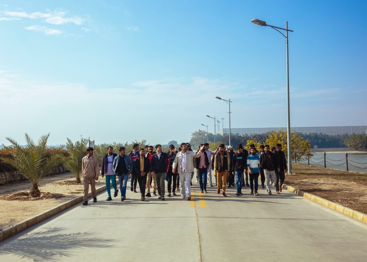 職業(yè)技校學(xué)員參觀中巴經(jīng)濟(jì)走廊薩希瓦爾電站。中國(guó)華能薩希瓦爾電站 供圖