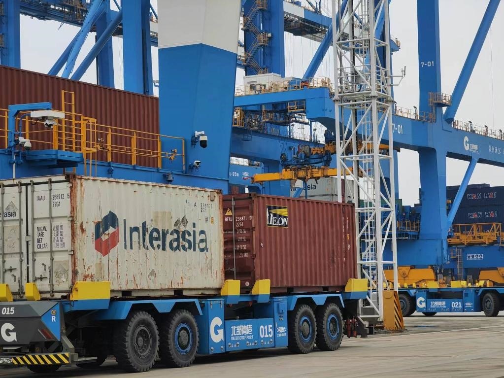 在欽州自動化集裝箱碼頭，智能導引運輸車在運送集裝箱。新華社記者趙歡 攝