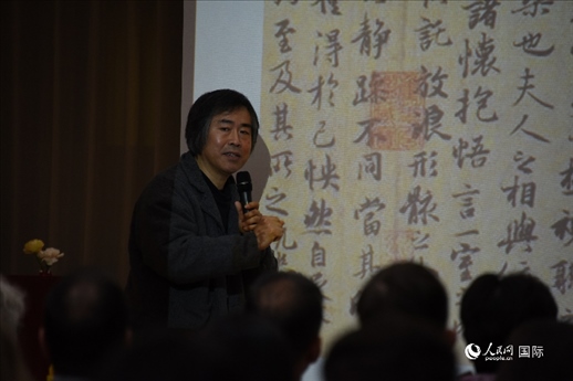 國家畫院王東聲教授介紹中國書法作品。人民網(wǎng)記者 殷淼攝