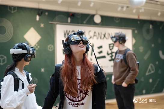 體驗(yàn)三星堆VR文化。中國駐瑞典大使館供圖