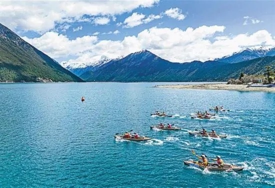 2024年4月20日，2024年巴松措國(guó)際漂流公開(kāi)賽的選手在比賽中。 新華社記者 孫非攝