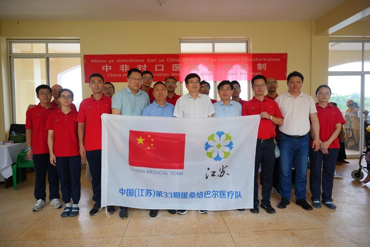 揚(yáng)州市衛(wèi)健系統(tǒng)代表團(tuán)和醫(yī)療隊(duì)在義診現(xiàn)場(chǎng)合影。中國援桑醫(yī)療隊(duì)供圖