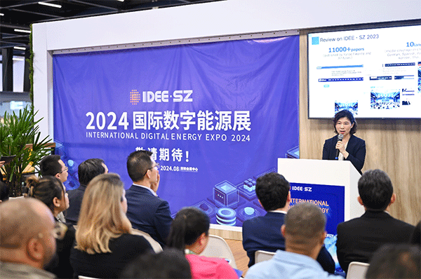 當(dāng)?shù)貢r(shí)間4月26日，深圳市發(fā)展和改革委員會(huì)主任郭子平在巴西圣保羅國際工程機(jī)械及礦山機(jī)械展上，對(duì)將于今年下半年在深圳市舉辦的2024國際數(shù)字能源展進(jìn)行了專題推介。 2024國際數(shù)字能源展組委會(huì)供圖