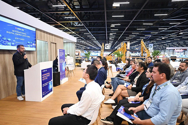 當(dāng)?shù)貢r(shí)間4月26日，深圳市發(fā)展和改革委員會(huì)在巴西圣保羅國際工程機(jī)械及礦山機(jī)械展上舉行專題推介會(huì)，介紹將于今年下半年在深圳市舉辦的2024國際數(shù)字能源展。 2024國際數(shù)字能源展組委會(huì)供圖