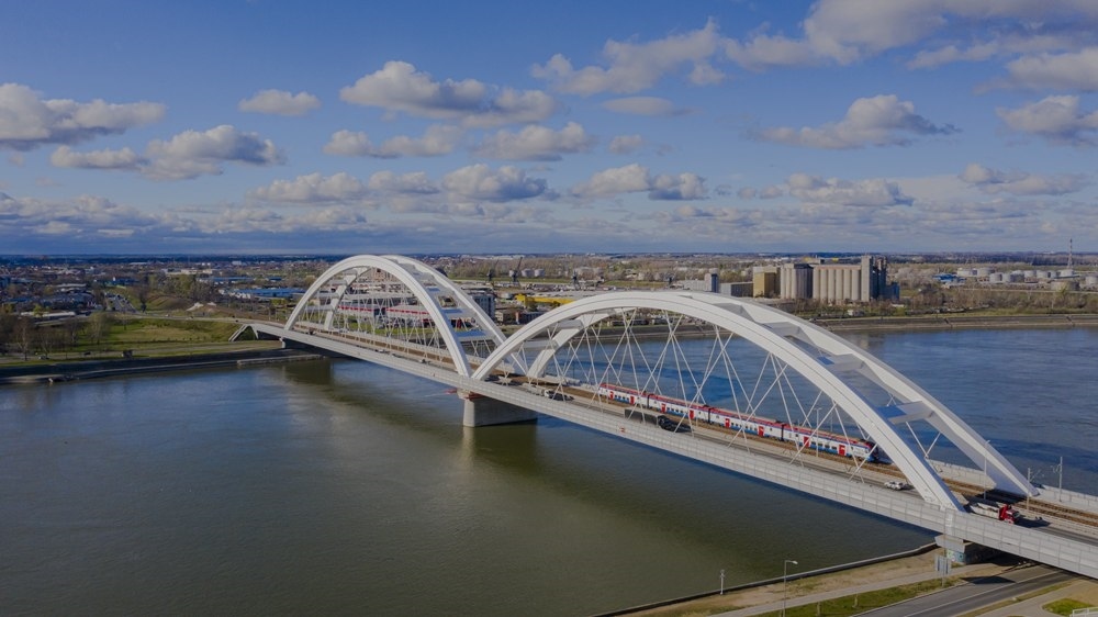 2024年3月12日，一列火車(chē)運(yùn)行在匈塞鐵路塞爾維亞境內(nèi)貝諾段諾維薩德多瑙河大橋上（無(wú)人機(jī)照片）。新華社發(fā)（任衛(wèi)云攝）