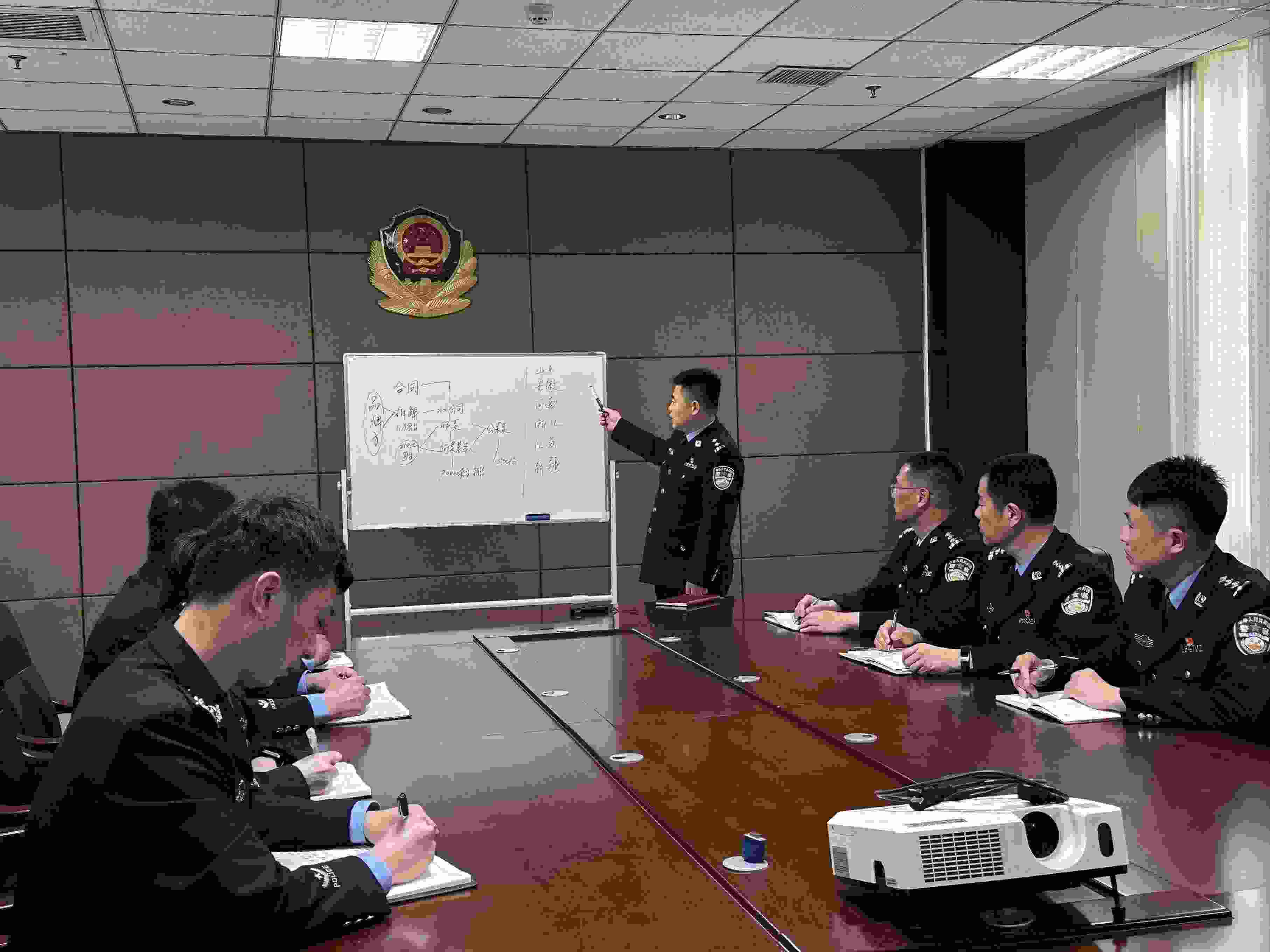 專案組辦案民警介紹案情。人民網(wǎng)記者 郝萍攝